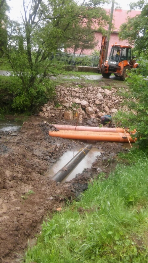 201606220814230.oprava_kanalizacie_pri_druzstevnych_bytovkach_015